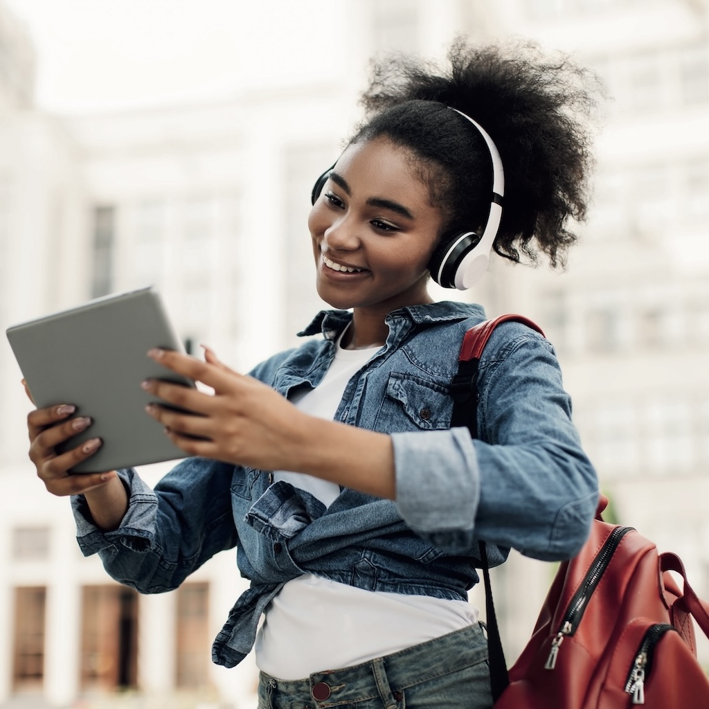 Élève utilisant une tablette